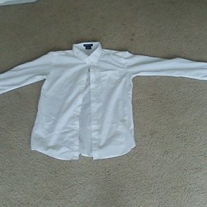 Im selling a white shirt